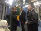 وزير النقل يفاجئ محطات الخط الثالث للمترو بتفتيش بعد منتصف الليل