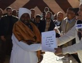 محافظ الوادى الجديد يسلم عقود تقنين أراضى وضع اليد وشركات الظهير الزراعى