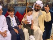 الشيخ محمد بن راشد يتفاعل مع حفيده خلال رقصه بالعصاية.. (فيديو)