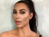 كيم كاردشيان تقدم دروس فى الماكياج.. شوفى واتعلمى