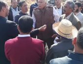 محافظ الوادي الجديد يتفقد عدة مشروعات صناعية وزراعية بالداخلة