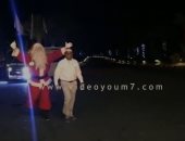 فيديو وصور.. كلاكيت رابع سنة.. سائح بلجيكى يتجول بشوارع مرسى علم مرتديا ملابس "بابا نويل"