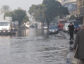 انفجار ماسورة مياه بكورنيش النيل أمام ماسبيرو.. والمحافظة تدفع بالشفاطات