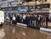 فيديو وصور.. محافظ القاهرة يتفقد موقع كسر ماسورة مياه كورنيش النيل أمام ماسبيرو