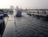 صور.. زحام مرورى بسبب كسر ماسورة أمام ماسبيرو وانتشار سيارات شفط المياه