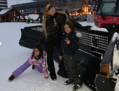 صور.. ماريا كارى تقضى وقتا ممتعا على الجليد مع طفليها مونرو وموروكان