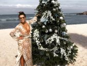 مستعدة للـ NEW YEAR.. إيفا لونجوريا بملابس البحر بجانب شجرة الكريسماس