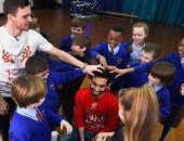 "قصة شعر" محمد صلاح تثير اهتمام أطفال ليفربول