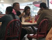 توم هانكس gentleman.. عمل مفاجأة لمعجبيه فى المطعم ودفع لهم ثمن "الغداء"