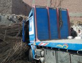 صور.. إصابة ربة منزل فى اقتحام سيارة نقل منزلها بطريق أسيوط الزراعى