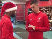 شاهد.. "مج محمد صلاح" هدية لاعب ليفربول لـ"لوفرين" بمناسبة الكريسماس