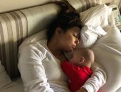 إيفا لونجوريا "أم شقيانة"..ظهرت بصورة جديدة بعد أن غلبها النوم محتضنة طفلها