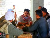 صورة اليوم... بعد العصرية.."مباريات الدومينو" على قهاوى القرى