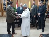 محافظ شمال سيناء يسلم شيك بـ5000 جنيه لصاحب حصان صعقته الكهرباء