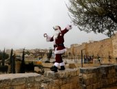 ولد المسيح هللويا.. بابا نويل الفلسطينى يضفى أجواء السعادة فى بيت لحم