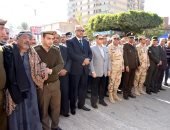 صور.. محافظ بنى سويف يتقدم جنازة شهيد الواجب فى جنازة عسكرية