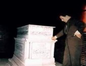 قصة صورة.. عبد الحليم حافظ يقف أمام مقبرته قبل وفاته