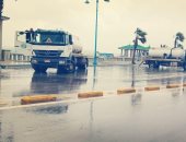 فيديو وصور.. تواصل سقوط الأمطار وأعمال إزالة تجمعات المياه من شوارع مطروح