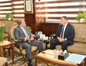 وزير التنمية المحلية يلتقى محافظ الشرقية لمتابعة موقف المشروعات المتعثرة