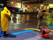 صور.. إزالة تجمعات مياه الأمطار من شوارع مطروح