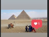 منى زكى فى جولة سياحية بالأهرامات بصحبة نجليها