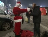 بابا نويل بشكل تانى.. صاحب البذلة الحمراء يوزع الهدايا على الفقراء.. فيديو