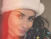  "عايشة حياتها بشكل طبيعي"..كيف احتفلت ديمى لوفاتو بأعياد الكريسماس 
