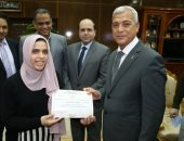 صور.. محافظ المنوفية يسلم عددا من شيكات التمويل المباشر لأصحاب المشروعات الصغيرة