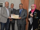 نائب رئيس جامعة عين شمس يكرم المشاركين بفعاليات حملة مناهضة العنف