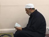 صور جديدة للإمام الأكبر شيخ الأزهر بجوار قبر الرسول بالمدينة المنورة