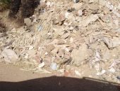 قارئ يشكو من انتشار القمامة ومخلفات البناء بطريق القنابرة سوهاج