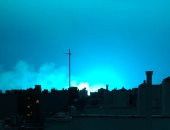 صور.. انفجار هائل بمحول كهرباء يحول سماء نيويورك إلى اللون الأزرق
