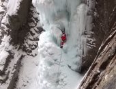 شاهد.. بابا نويل يتسلق جبال الثلج فى كندا