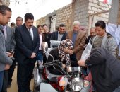 صور.. محافظ القليوبية يسلم دراجة بخارية لطالبة ثانوى من ذوى الاحتياجات الخاصة