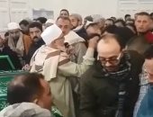 فيديو.. المئات يؤدون صلاة الجنازة على محمد السباعى فى كفر صقر بالشرقية