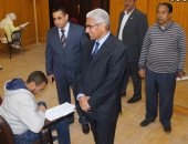 رئيس جامعة جنوب الوادى يتفقد امتحانات الفصل الدراسى الأول