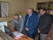 محافظ الجيزة يراقب خطوط سير سيارات القمامة.. ويقيل رئيس وحدة شبرامنت