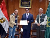 محافظ القليوبية يكرم معلمين لحصولهم على جوائز دولية