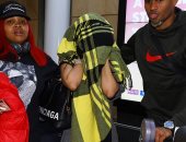 الشهرة السبب.. كاردي بى تخفى وجهها تماما بوشاح كبير