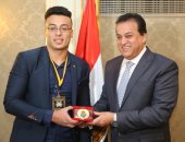 وزير التعليم العالى يكرم طالب حاصل على المركز الأول ببطولة العالم للقوى البدنية