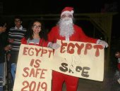 بابانويل يرفع لافتات "Egypt is Safe" أمام السائحين بأسوان.. فيديو وصور