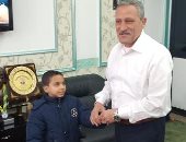محافظ الإسماعيلية يكرم أحمد عرفة الشهير بطفل ماراثون زايد الخير