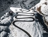لما الشتا يدق البيبان.. مصور يرصد الممرات الجبلية المغطاة بالثلوج فى سويسرا