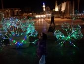 أهالى الأقصر يحتفلون بالعام الجديد بالبالونات والدى جى بالشوارع والميادين
