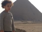 جمال مصر.. قارئ يشارك بصورة  ابنه"ایاد ": أحلى مكان فى الدنيا الاهرامات"