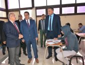 صور.. رئيس جامعة أسيوط خلال متابعة سير الامتحانات: إجراءات عديدة لمنع الغش