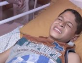 اغتال رصاص الاحتلال أحلامه.. طفل فلسطينى يدفن ساقه المبتور بجوار قبر والده