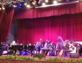 صور.. عمر خيرت يحيى حفلًا موسيقيًا بجامعة القاهرة كامل العدد