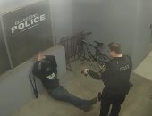 متآمر وأهبل.. لص يحاول سرقة دراجة هوائية من داخل قسم فى أمريكا.. فيديو