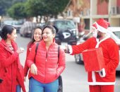 صور.. بابا نويل يوزع الهدايا على طلاب داخل جامعة سوهاج